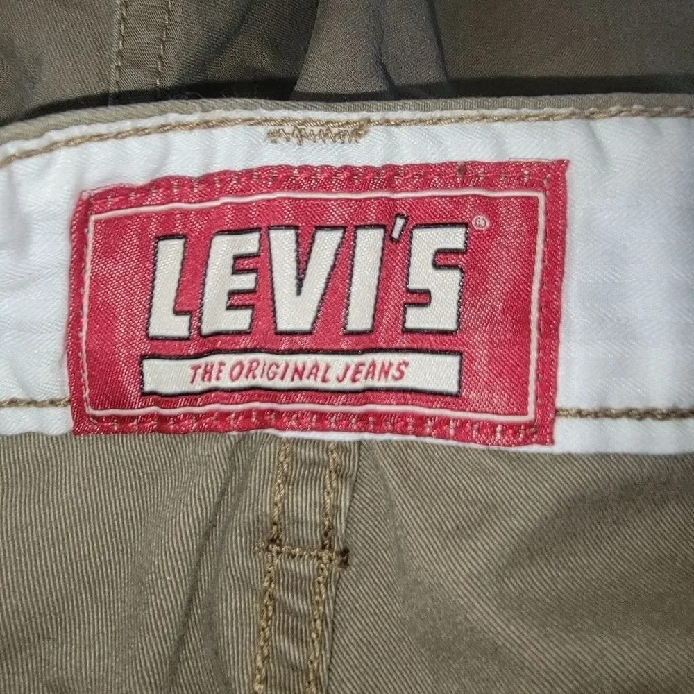 Levi's Men's khaki cargo shorts w/belt size 36